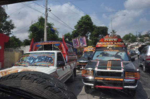 O trânsito sempre complicado de Port-au_Prince, capital do Haiti